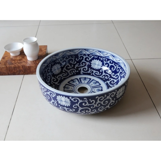Chậu Rửa Mặt Lavabo Kanly Trang Trí Bông Sen SU120 Đặt Bàn Sứ Mỹ Thuật 400x150 mm